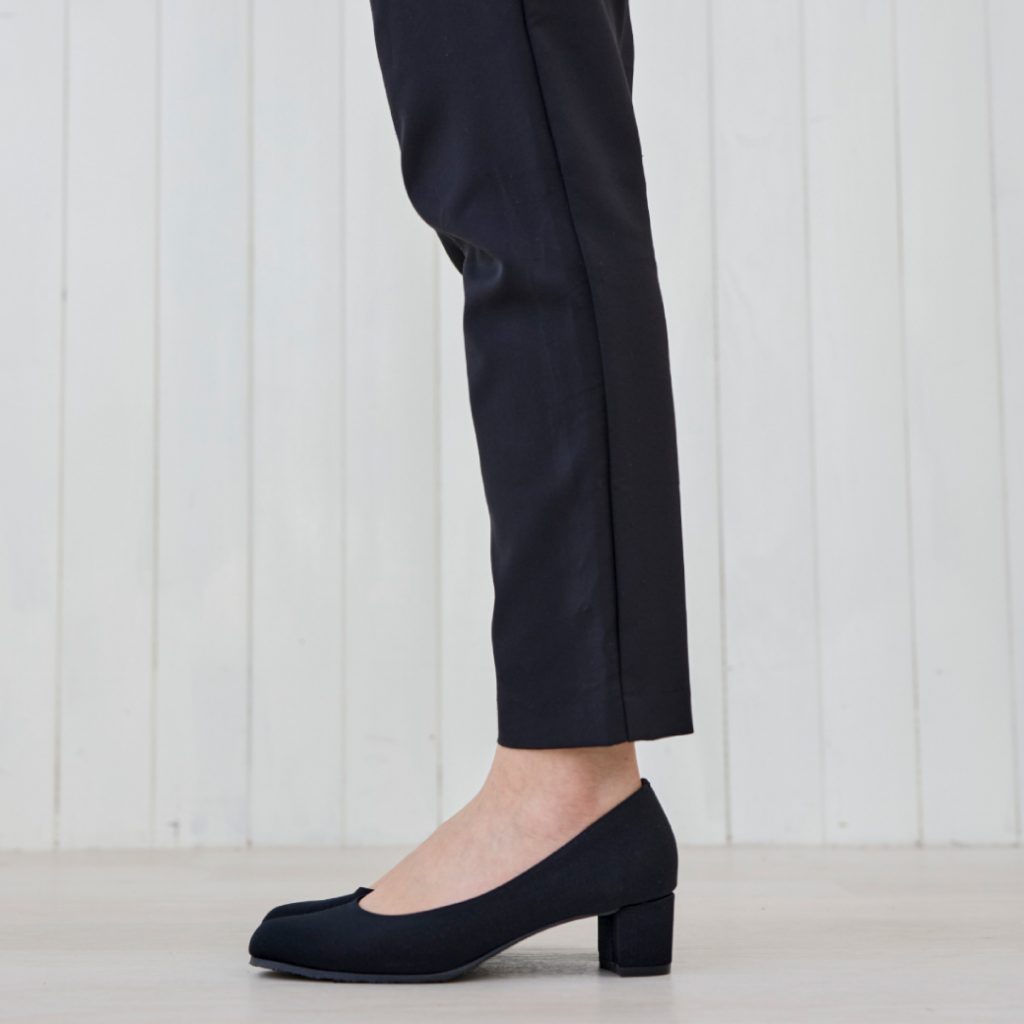 ラウンド撥水サテンパンプス MAR81545