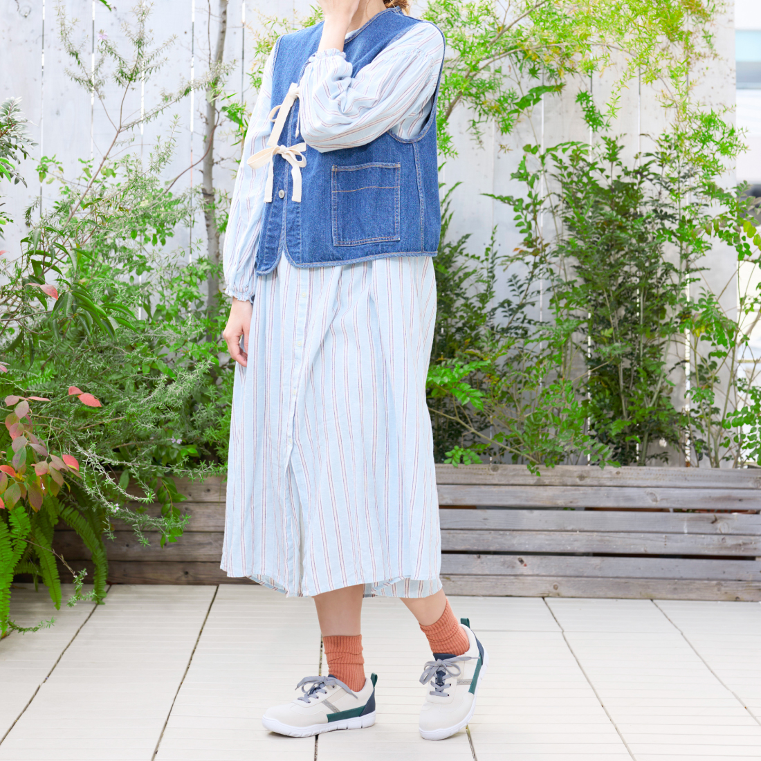 エアロ防水防滑シンプルスニーカーKLZ261106着用イメージ画像